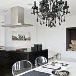 W całym mieszkaniu jest oświetlenie techniczne - reflektorki w sufitach. Wyjątek to efektowyn, czarny żyrandol w salonie.