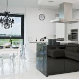 W całym mieszkaniu jest oświetlenie techniczne - reflektorki w sufitach. Wyjątek to efektowyn, czarny żyrandol w salonie.