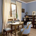 W ciekawym niebieskim kolorze. Dom z pamiątkami