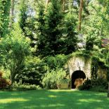 W cieniu wysokich sosen przycupnęła leśna ziemianka.