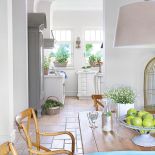 W domu dominują jasne, zmrożone kolory.