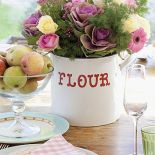 W domu dominuje jeden kolor: złamana biel i trochę dodatków z delikatnym różem