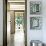 W domu jest aż jedenaścioro drzwi, z każdego pokoju można wyjść do ogrodu.