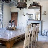 W domu jest mnóstwo stołów. Przy tym w kuchni (na dziesięć osób) domownicy jedzą śniadanie.