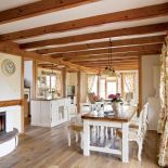 W domu króluje drewno w naturalnym kolorze i biel. Do tego jasne wzorzyste tkaniny.