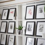 W domu na ścianach jest dużo grafik, malarstwa, rysunków.