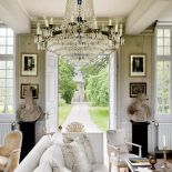 W domu nie ma holu - przez ogród wchodzi się od razu do salonu. Wisi w nim XVIII-wieczny kryształowy