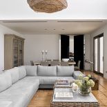 W domu nie ma podziału na małe pokoje, właścicielka zostawiła wielkie przestrzenie.