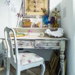 W domu nie ma zestawów. Każde krzesło przy stole jest inne, w ten sam sposób miksuję porcelanę, klosze na