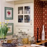 W domu pełno jest południowych bibelotów, mebli, tkanin.