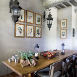 W domu porozwieszane są obrazy przedstawiające zioła i warzywa: wiszą w kuchni, w korytarzu, w oranżerii i salonie.