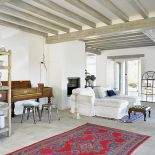 W domu przeważają jasne kolory, ale to kolorowe dodatki najbardziej rzucają się w oczy.