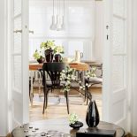 W domu są dwa wejścia: paradne i służbowe oraz duża wygodna kuchnia.