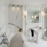 W domu są trzy łazienki, wszytkie marmurowe i z podgrzewanymi podłogami.