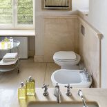 W domu są trzy łazienki, wszytkie marmurowe i z podgrzewanymi podłogami.