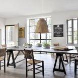 W domu zachowały się szczotkowane jasne podłogi i bielone ściany.