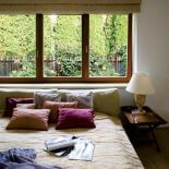 W domu znajdują się trzy sypialnie z łazienkami.