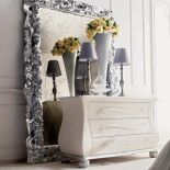 W drewnianej ramie od firmy Giusti Portos. Cena - 3055 euro. STUDIO ITALIA