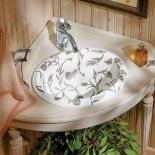 W drewnianej szafce umywalka Botanical Study - 3300 zł. Armatura - 930 zł. KOHLER