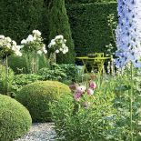 W dzikiej części ogrodu meble są bardziej sielskie.