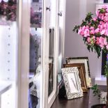 W gabinecie oprócz książek, stoją także zdjęcia w ramkach.