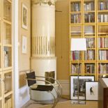 W gabinecie stoi piec w ciekawym kształcie.