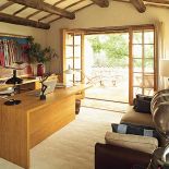 W gabinecie wisi obraz w złoconej ramie.