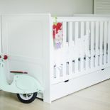 Biel mebli w pokoju dziecka przełamią pastelowe dodatki i zabawki.