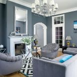 W georgiańskim salonie ciemnoszare ściany z białymi, stylowymi sztukateriami.