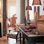 W głębi szafka pod telefon z kolekcji Ermitage inspirowana epoką Piotra I. Po prawej konsola z kolekcji Provencal z