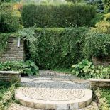 W górskim ogrodzie dużą rolę pełnią rośliny zimozielone- strzyżone żywopłoty z cisa, świerki, sosny i bluszcze.