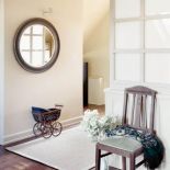 W holu dekoracją jest mały wózeczek.