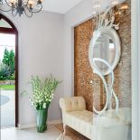 W holu jedna ściana jest zrobiona z surowej cegły.