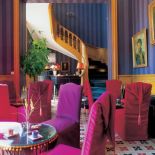 W holu, który dzięki kolorowym tkaninom, frędzlom i chwostom ma teatralny charakter