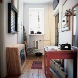 W holu najwięcej miejsca zajmują obrazy.