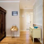 W holu panuje ta sama kolorystyka co w reszcie mieszkania: ciepły beż z niebieskimi akcentami.