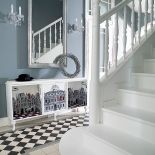 W holu, podobnie jak w kuchni dominuje wzór wiktoriański. Kafle na podłodze przyjechały z angielskiej manufaktury.