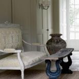 W holu stoi jasna ławka. Zameczek dla dwojga