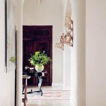 W holu uwagę zwracają zdobione drewniane drzwi szafy.