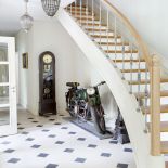 W holu wojskowy motor, w garażu amfibia. Trudno o większe zaskoczenie w dopieszczonym wnętrzu. Ale nie ma się co