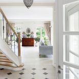 W holu wojskowy motor, w garażu amfibia. Trudno o większe zaskoczenie w dopieszczonym wnętrzu. Ale nie ma się co