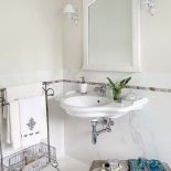 W holu wojskowy motor, w garażu amfibia. Trudno o większe zaskoczenie w dopieszczonym wnętrzu. Ale nie ma się co