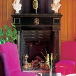 W holu znajduje się zdobiony kominek.