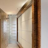 W holu znajdziemy ciekawie zamaskowaną szafę.