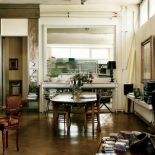 W jadalni drewniany stół i krzesła. Fabryka marzeń