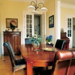 W jadalni drewniany stół i skórzane krzesła.