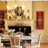 W jadalni kamienny kominek. Farma pełna pięknych staroci