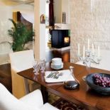 W jadalni mamy kamienną ścianę. Piaskowiec, onyks i heban