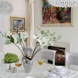 W jadalni nie mogło zabraknąć kominka.