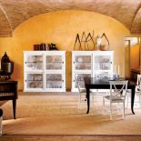 W jadalni nie tylko stół (7900 zł) i krzesła (od 1160 do 1300 zł) - przydadzą się też witryny